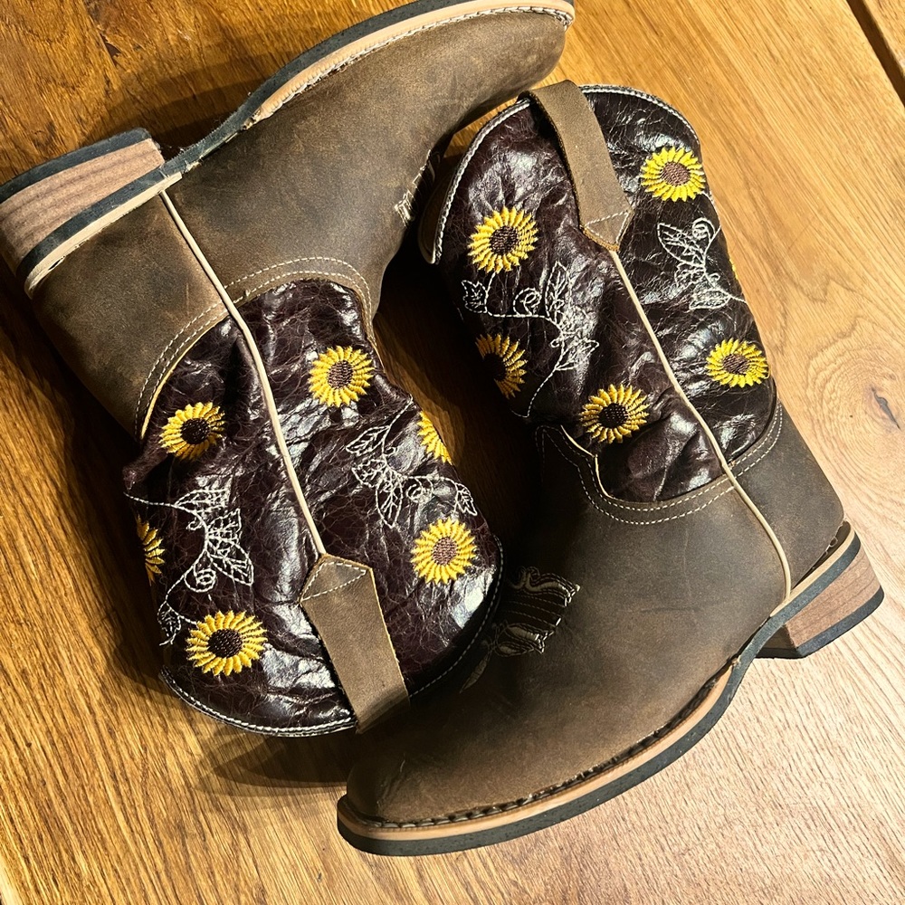 🔥🔥SALE Cowgirl boots size 3 🔥🔥